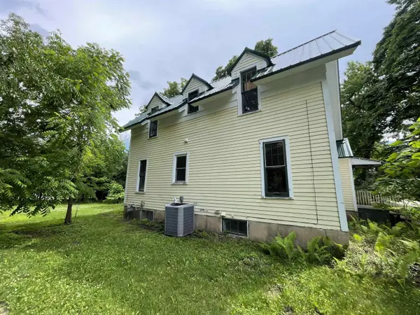 52 N MAIN ST, Clintonville, WI 54929