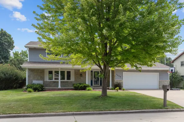 1330 N BRIARCLIFF DR, Appleton, WI 54915