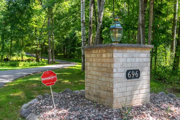 696 SPRING BROOK DR, Hobart, WI 54155