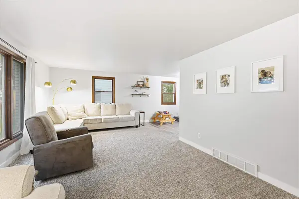 1698 BEAVER DAM DR, Green Bay, WI 54304-2002