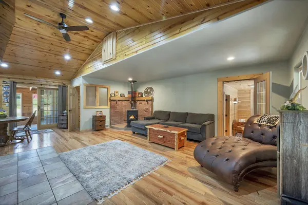 N8563 BLUEBIRD LN, Crivitz, WI 54114-8811