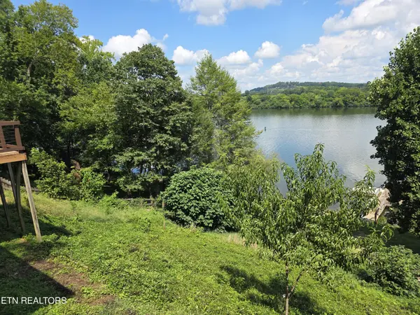 269 Lakeshore Vista Drive, Kingston, TN 37763