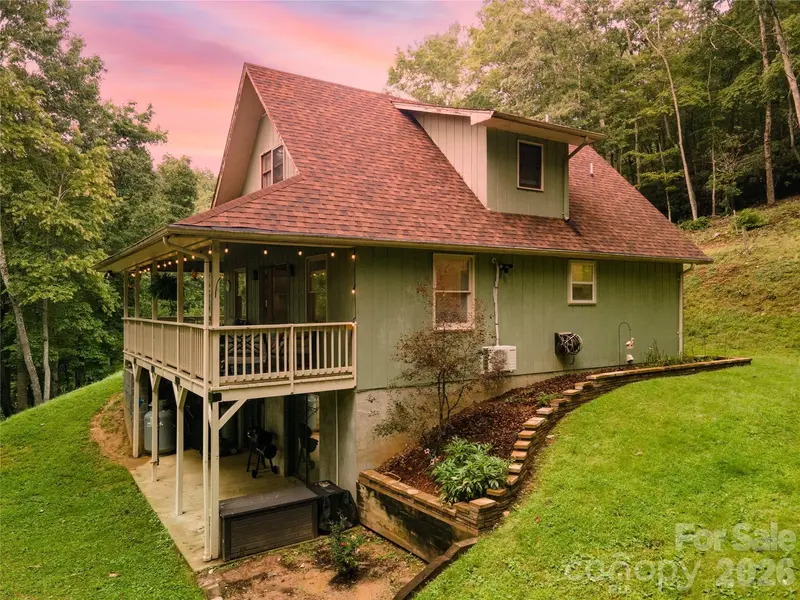426 Meadowood LN, Burnsville, NC 28714