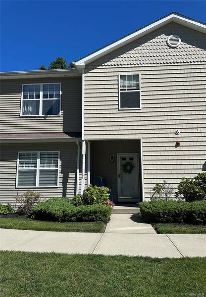 33 Daremy CIR, Medford, NY 11763