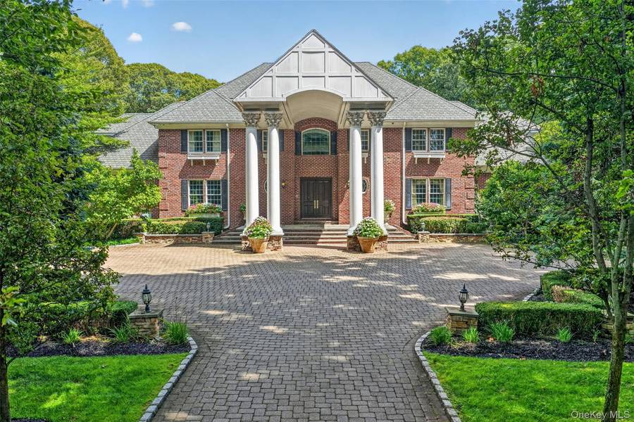 11 Danton LN, Locust Valley, NY 11560