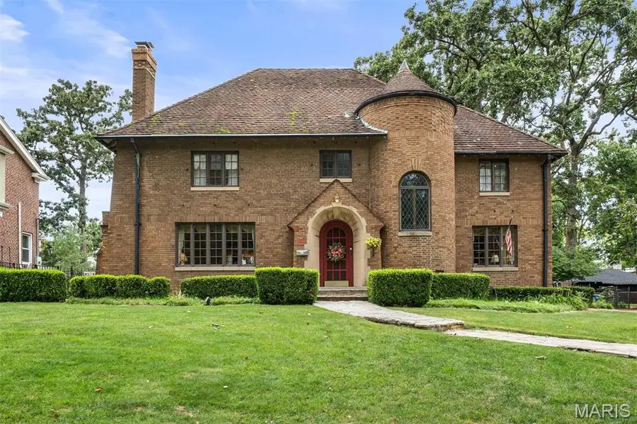 7061 Forsyth BLVD, University City, MO 63105