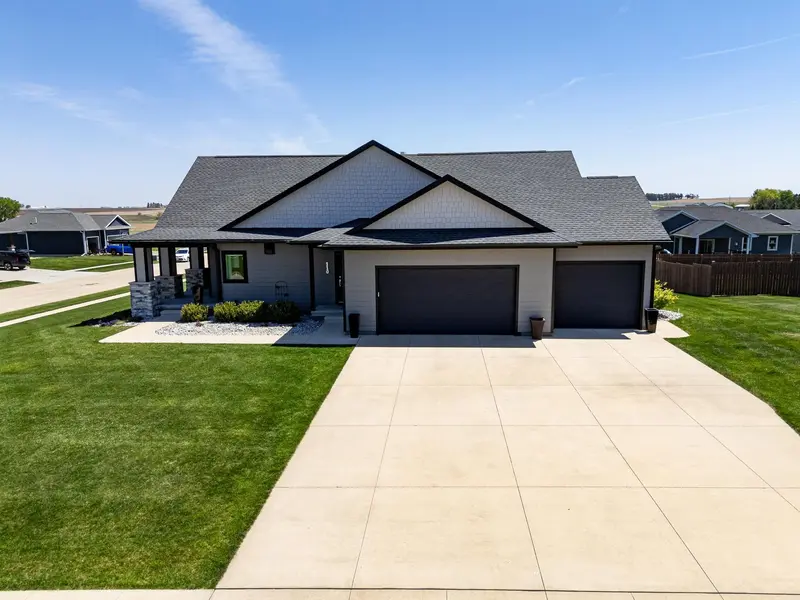 110 Partridge LN, Hudson, IA 50643