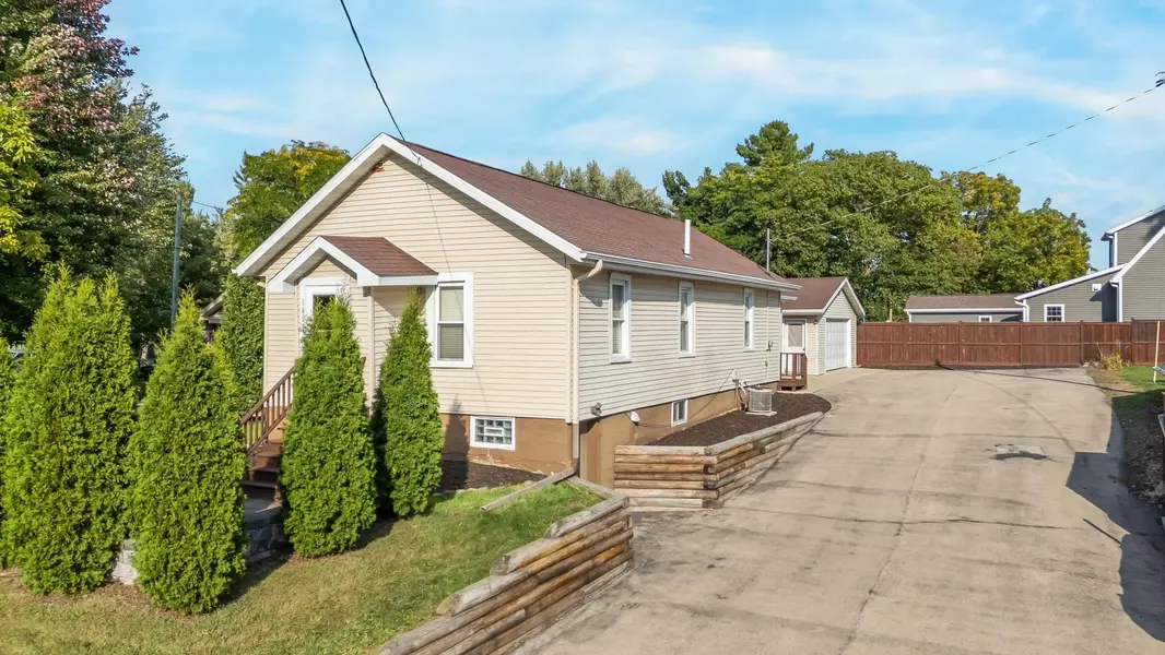 1420 S DIVISION ST, New London, WI 54961