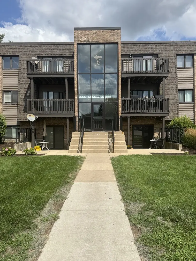 1424 Stonebridge CIR #12, Wheaton, IL 60189