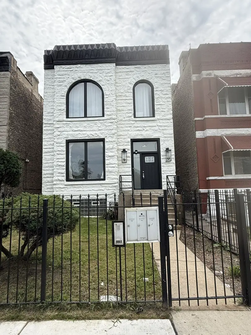 2717 W Congress Pkwy #2, Chicago, IL 60612
