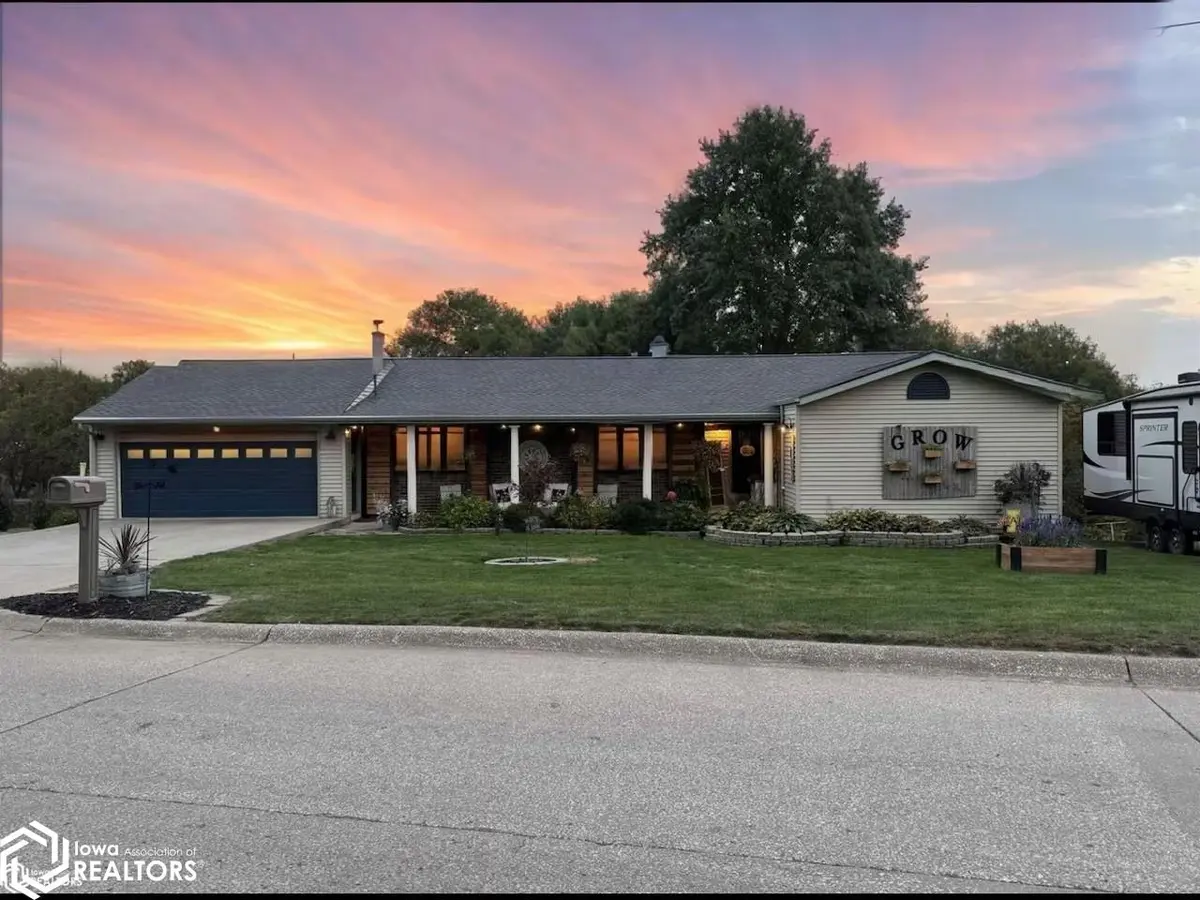 1007 W Spring ST, Sigourney, IA 52591