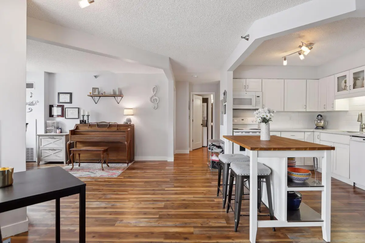 78 10th ST E #402, Saint Paul, MN 55101