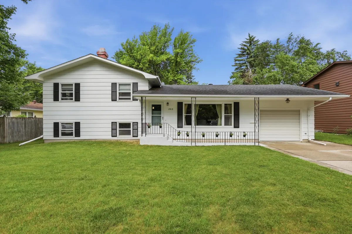 1915 11th ST S, Moorhead, MN 56560