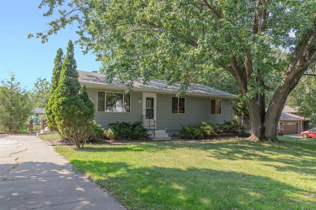 6071 45th ST N, Oakdale, MN 55128