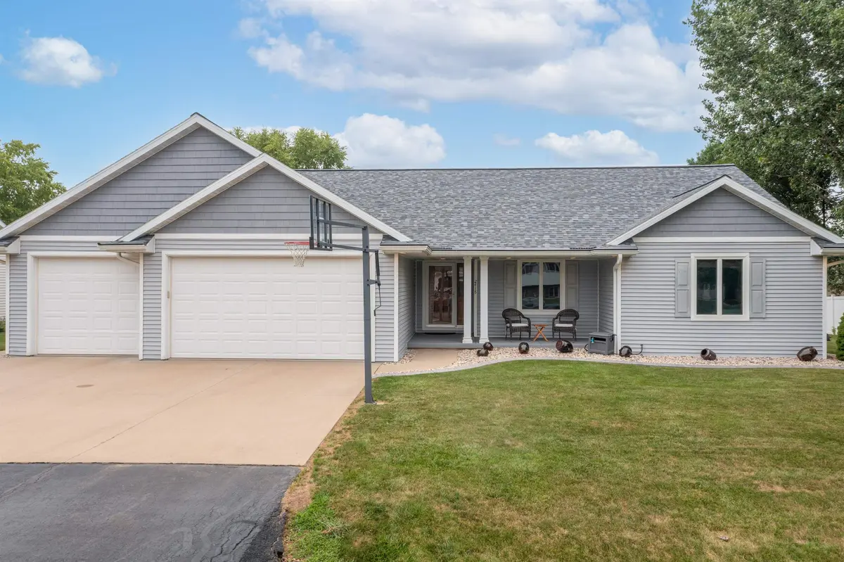 W2416 SNOWBERRY DR, Appleton, WI 54915
