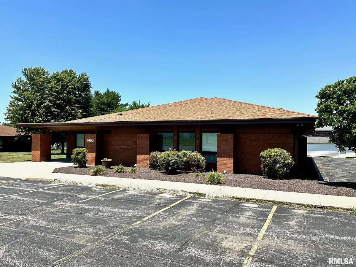 1602 W LAFAYETTE AVE, Jacksonville, IL 62650