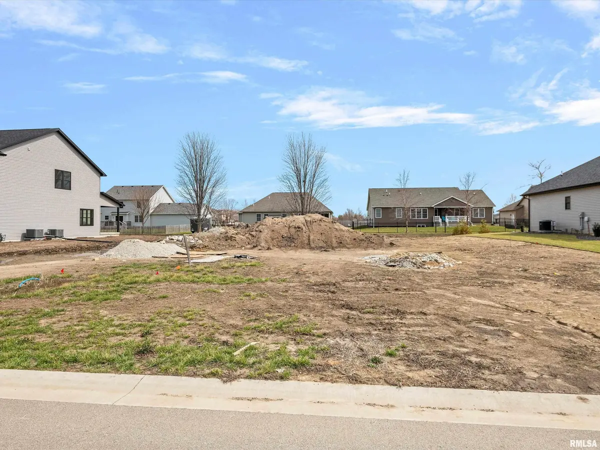 416 Manor Hill DR, Chatham, IL 62629