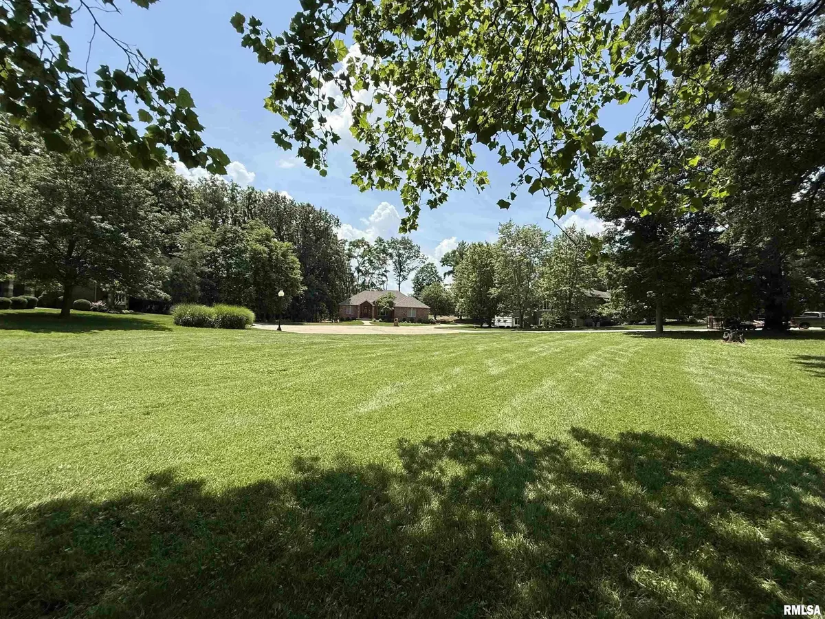 17 Country Club Meadows CT, Decatur, IL 62561