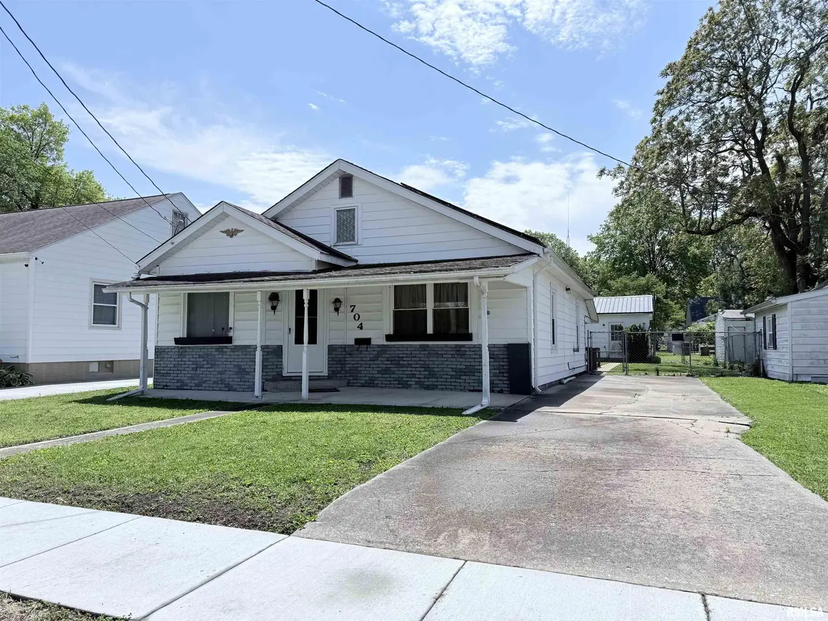 704 E ELM ST, Taylorville, IL 62568