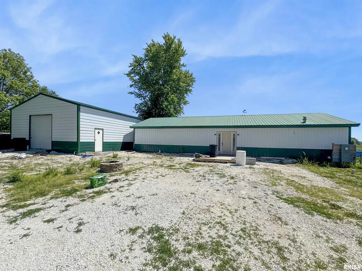 19 GRANDVIEW DR, Versailles, IL 62378