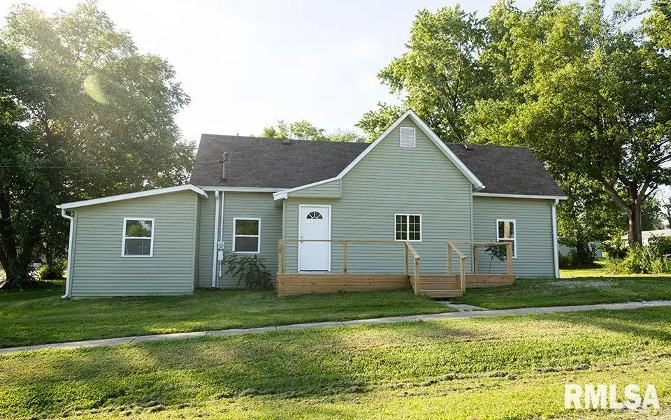 221 E BROADWAY ST, Louisville, IL 62858