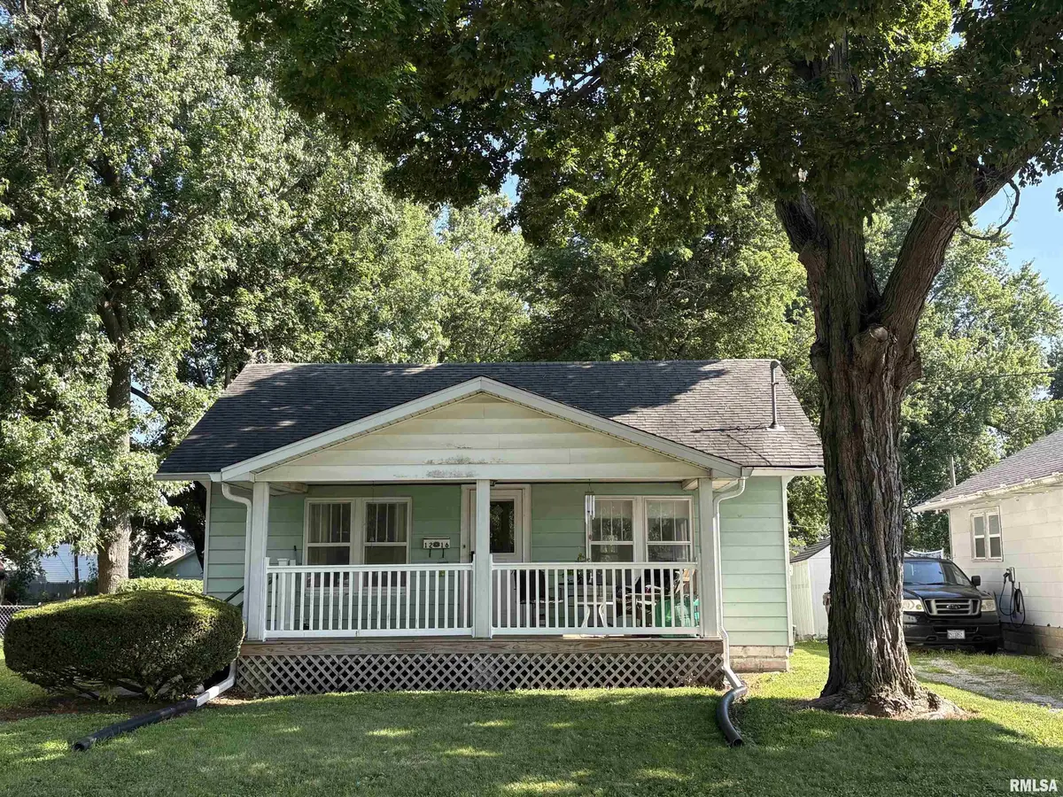1216 W England ST, Taylorville, IL 62568