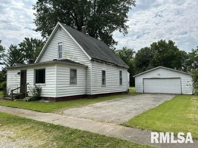 306 W WABASH ST, Stonington, IL 62567