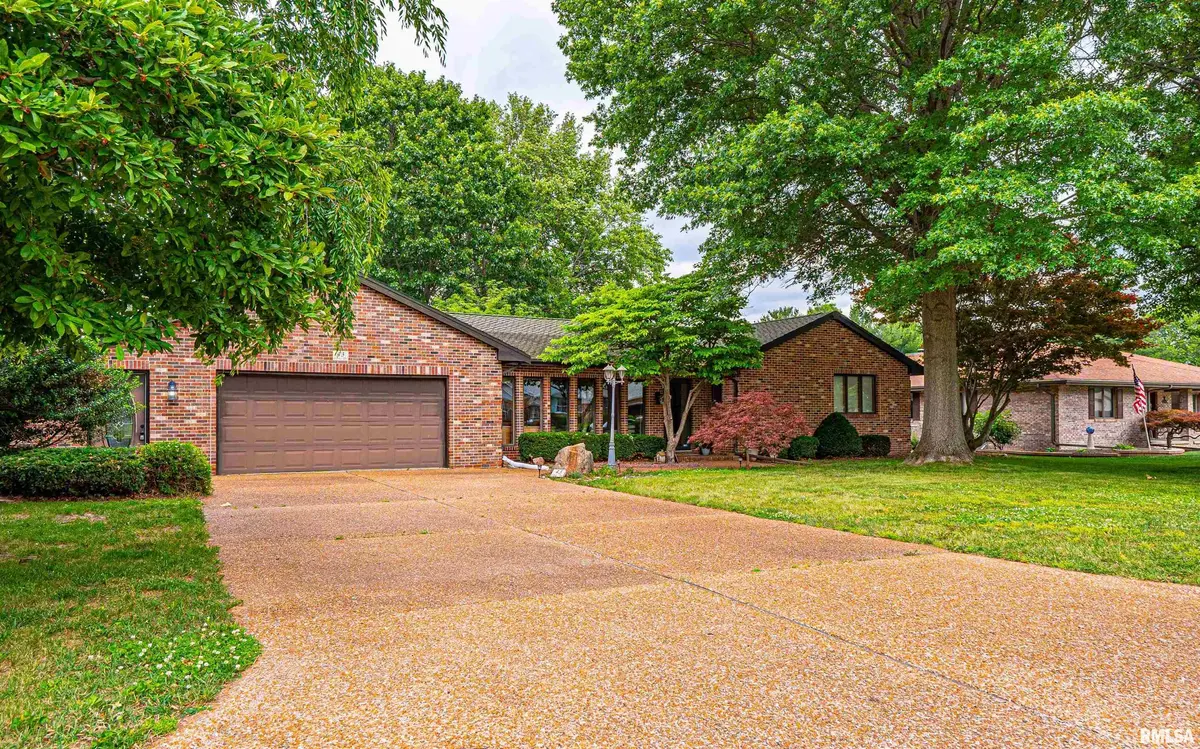 43 ILLINI DR, Lincoln, IL 62656-2714