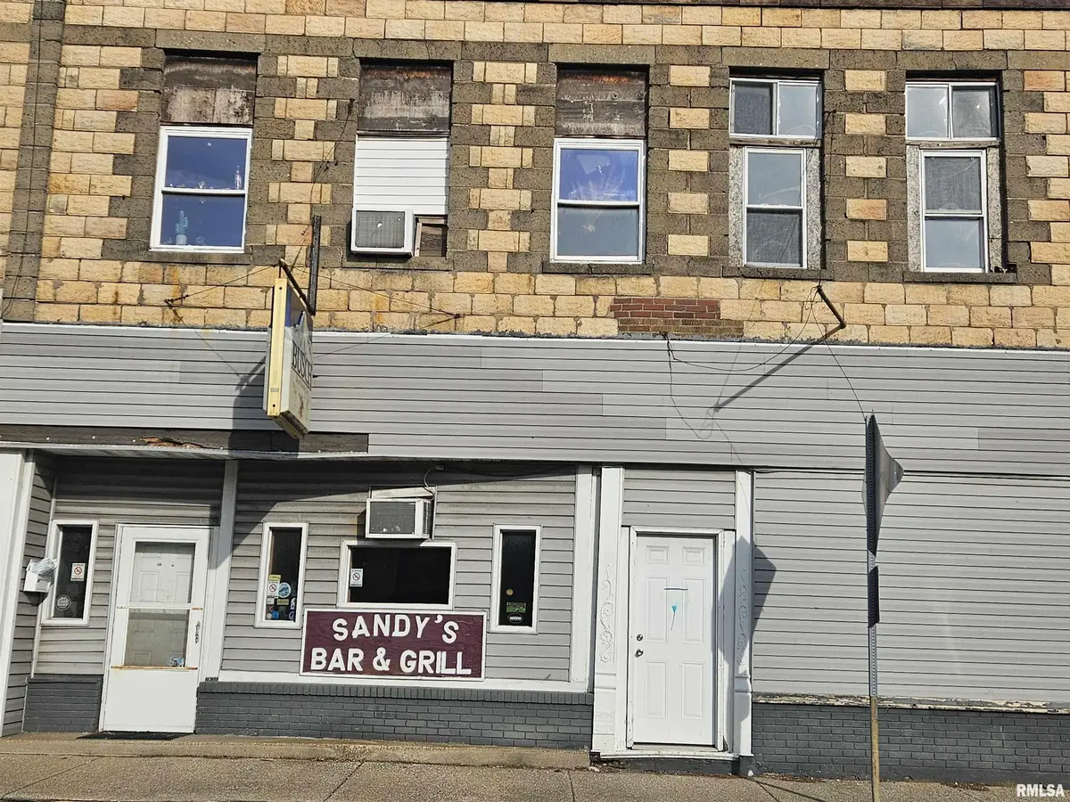 109 E MAIN ST, Benton, IL 62812