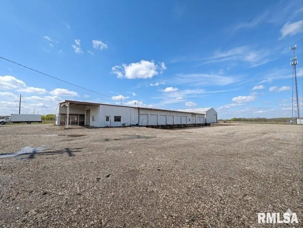 125 W BARLOW RD, Farmington, IL 61531
