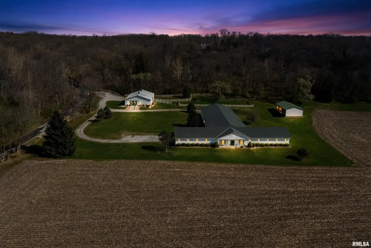 221 W SINGING WOODS RD, Chillicothe, IL 61523