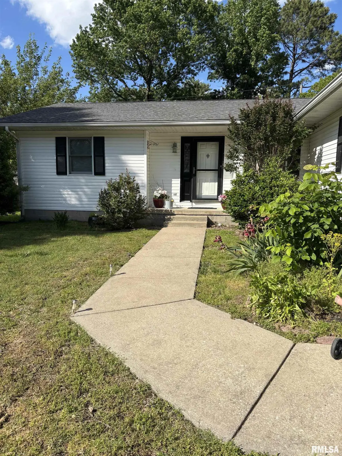 619 S SURREY LN, Carbondale, IL 62901
