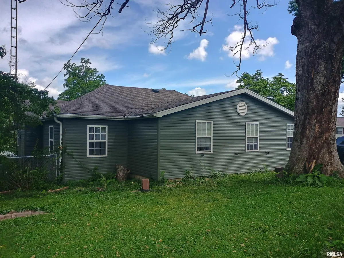 1803 Vandalia ST, Hillsboro, IL 62049
