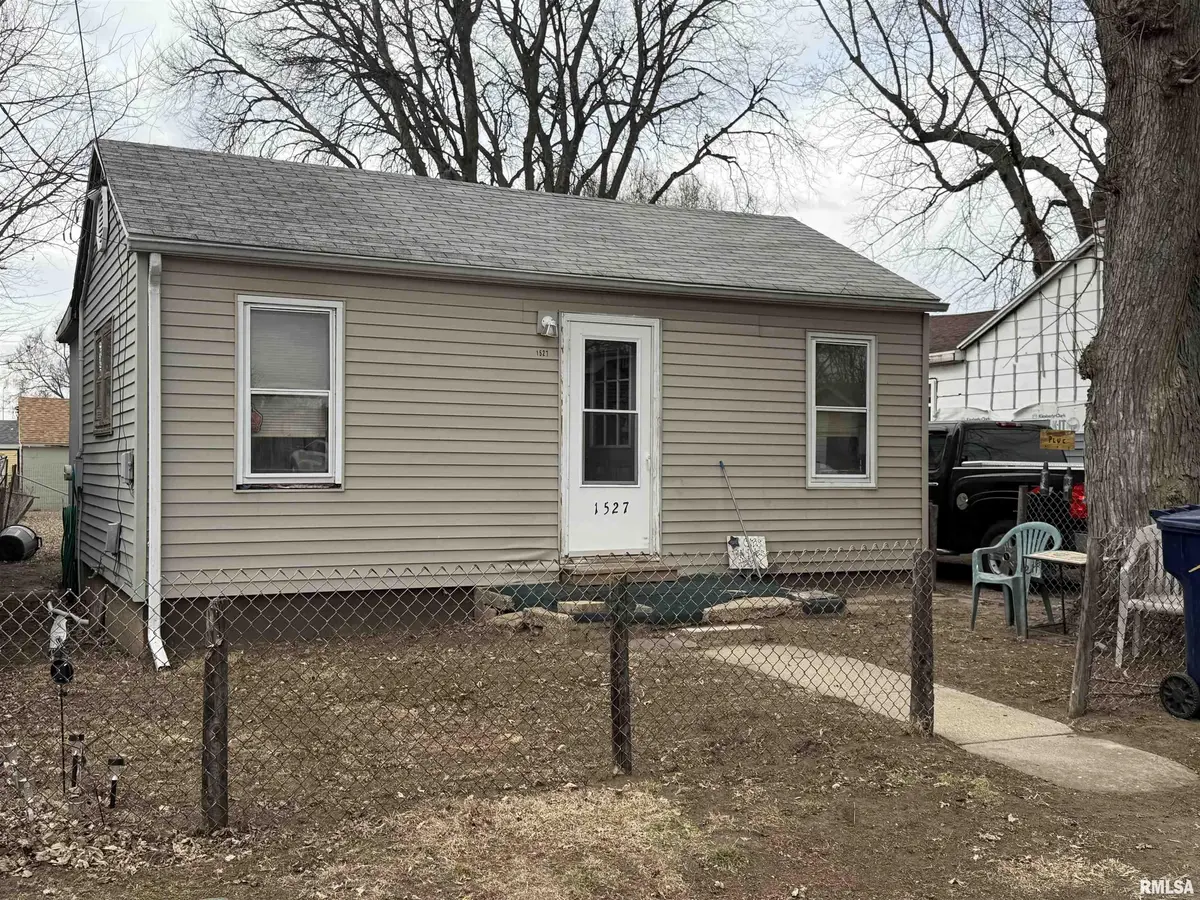 1527 MARTIN DR, Pekin, IL 61554