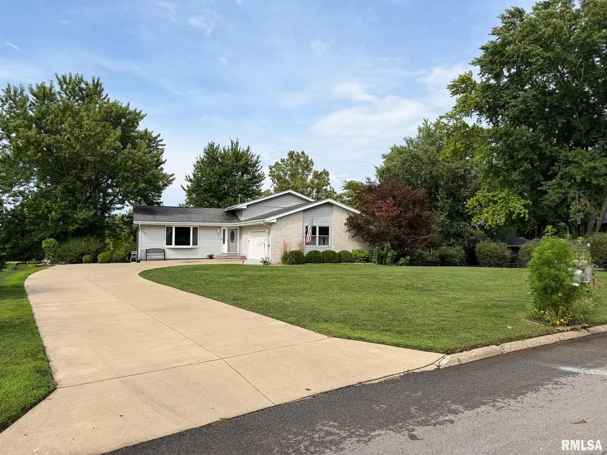 202 ELM CIR, Eureka, IL 61530