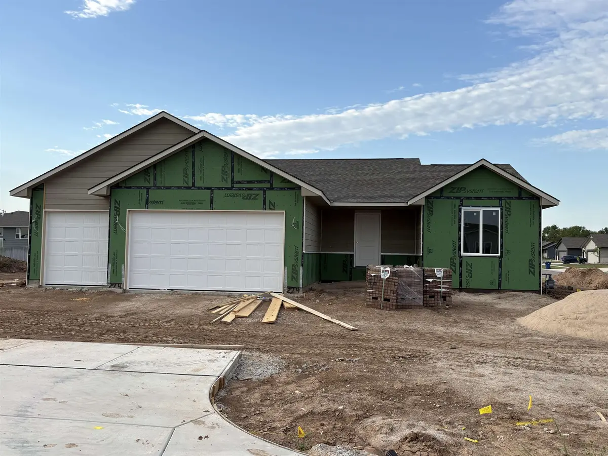 224 E Hanscom St, Derby, KS 67037