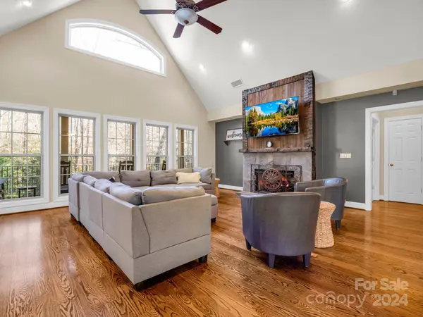 148 Courtland CT, Lake Lure, NC 28746