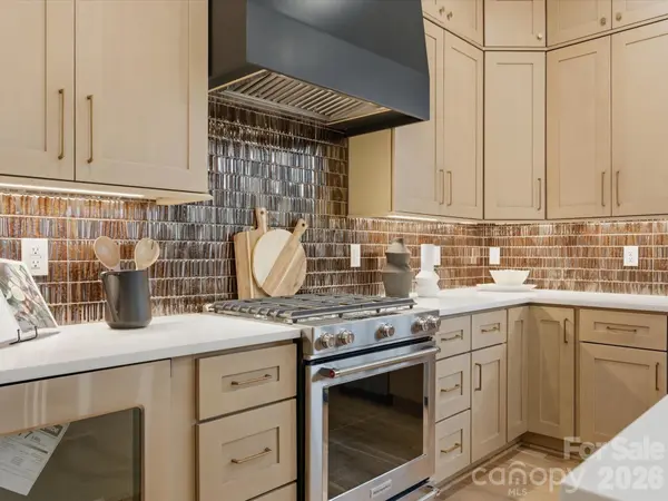 431 W Peterson DR, Charlotte, NC 28217