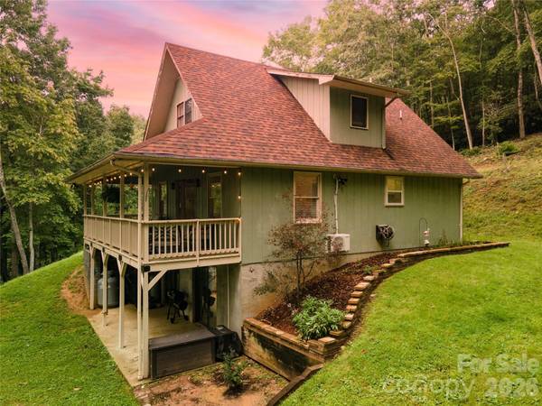 426 Meadowood LN, Burnsville, NC 28714