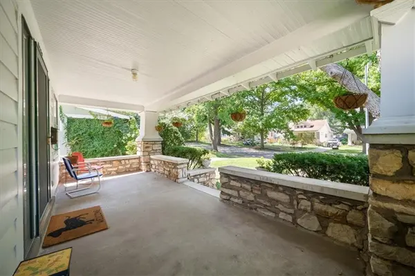 5733 Kenwood AVE, Kansas City, MO 64110