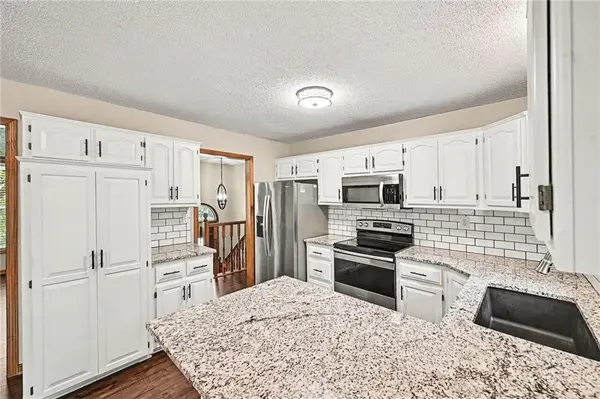 8325 N Allenton DR, Kansas City, MO 64151