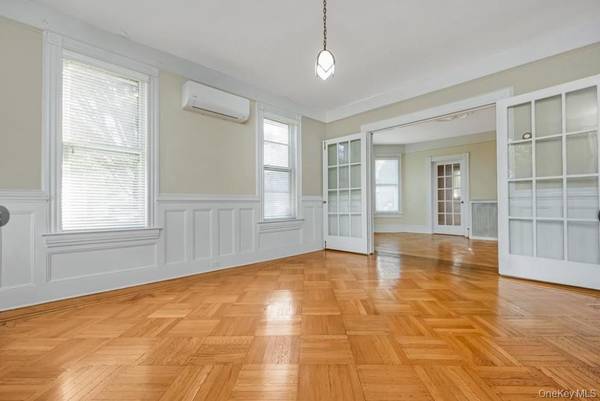 215 Conklin ST #Lower, Farmingdale, NY 11735