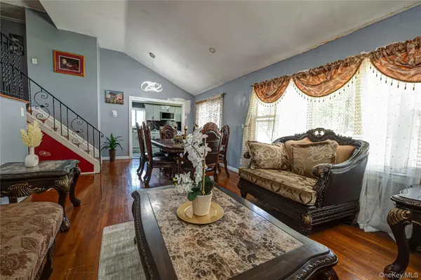 19 South LN, Huntington, NY 11743