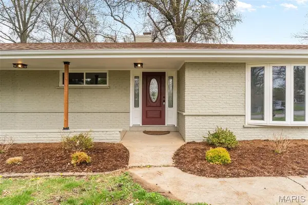 26 Castle DR, Florissant, MO 63034