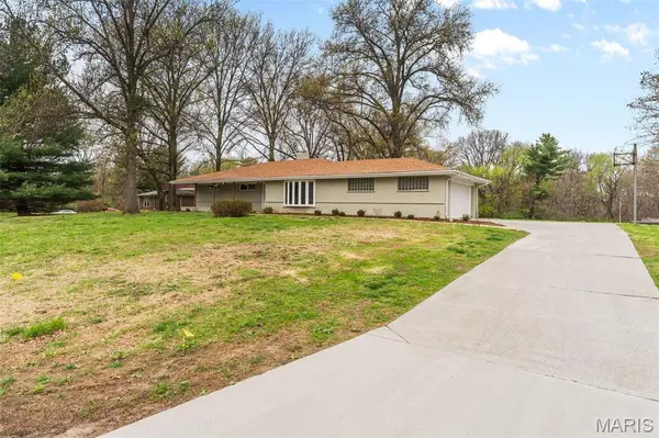 26 Castle DR, Florissant, MO 63034