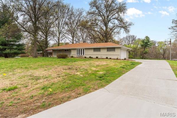 26 Castle DR, Florissant, MO 63034