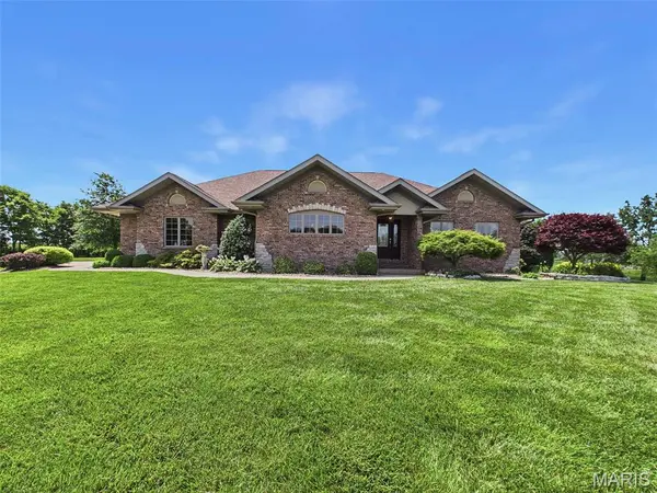 1751 Elizabeth RD, Staunton, IL 62088