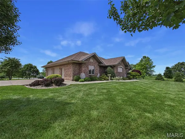 1751 Elizabeth RD, Staunton, IL 62088