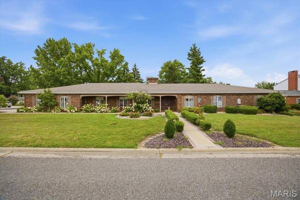 1071 Randolph ST, Carlyle, IL 62231