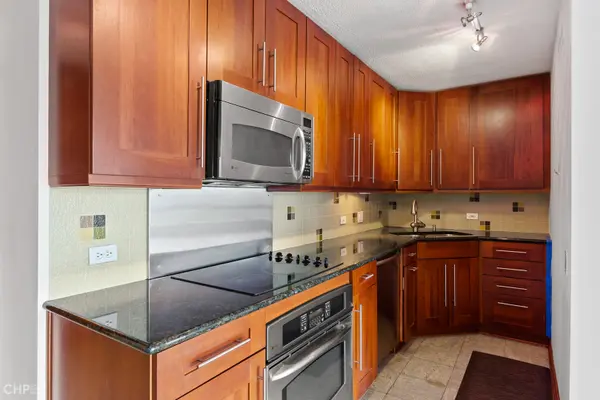 330 W Diversey Pkwy #807-809, Chicago, IL 60657